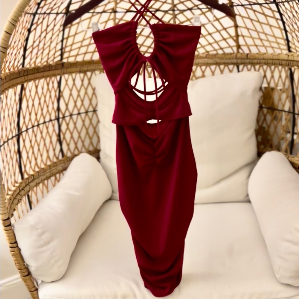 Size small. Body con dress. Cut outs. Tie behind neck. Sexy.